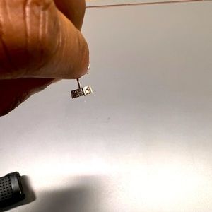 They are siver one size fits all screw inns